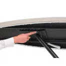 Az ergonomikus fém kar és a csúszómechanizmus fokozatmentes és kényelmes magasságállítást tesz lehetővé.