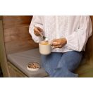 Kézreálló design: A praktikus fül nemcsak a biztos fogást garantálja, hanem megkönnyíti a csésze mozgatását is, legyen szó az irodai konyháról vagy egy szabadtéri étkezésről.