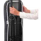 A szállítási zár összecsukva tartja a táblát.