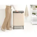 Ez az ergonomikus megoldás lehetővé teszi, hogy Ön kényelmesen, mindkét kezét használva mozgathassa a gyűjtőt otthona bármely pontjára, legyen szó takarításról vagy ürítésről.
