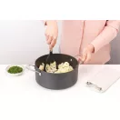 A hőálló nejlon fej (max. 220°C) kíméletes a tapadásmentes edényekhez, nem karcolja azok felületét.