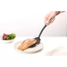 A strapabíró nylon penge hosszú, precíz alakıttal rendelkezik, amely nem karcolja meg a tapadásmentes bevonatú edényeket, miközben ellenáll akár 220 °C hőmérsékletnek is.