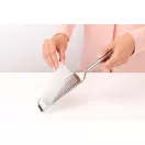 A masszív, ergonomikus nyél stabil fogást biztosít, míg az antiskliz csúszásmentes talp védi a felületet a mozgástól.