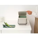 A Brabantia PerfectFit (S méret – 6L) szemeteszsákok természetes alapú, lebomló keményítőből készültek, így teljes mértékben komposztálhatók.