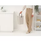 z eszköz tervezése során kiemelt figyelmet fordítottak az Ön kényelmére: a praktikus hordozófogantyú és az ergonomikus alsó markolat együttesen teszi lehetővé a tartalom gyors és egyszerű kiürítését.