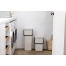 Kimagasló teherbírás: Kompakt mérete ellenére rendkívül masszív, akár 10 kg hulladékkal is magabiztosan terhelhető.