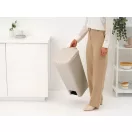 Az ergonomikus kialakításnak köszönhetően Ön erőfeszítés nélkül emelheti meg és szállíthatja a hulladékgyűjtőt, így a takarítás vagy a helyiség átrendezése is egyszerűbbé v...