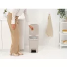 Láthatatlan illeszkedés: A készülékhez pontosan illeszkedő, praktikus kötőszalaggal ellátott Brabantia PerfectFit szemeteszsákok (J kód) használatával Ön elkerülheti a zavaró, perem...