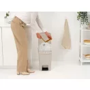 Ergonomikus hordozhatóság: A hátoldalon kialakított nagyméretű markolat lehetővé teszi, hogy Ön könnyedén és biztonságosan mozgassa a hulladékgyűjtőt takarításkor vagy a helyiség...