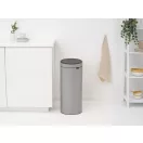 Teljes magasság nyitott fedéllel: 895 mm.