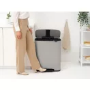 Finoman záródó fedél és könnyű pedálhasználat.