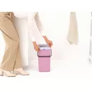 Láthatatlan megoldás a tökéletes rendért: A záródó fedél és a speciális perem teljesen elrejti a zsákot, hogy csak a Brabantia eleganciája érvényesüljön.