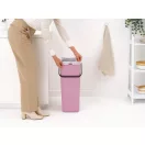 Láthatatlan megoldás a tökéletes rendért: A záródó fedél és a speciális perem teljesen elrejti a zsákot, hogy csak a Brabantia eleganciája érvényesüljön.