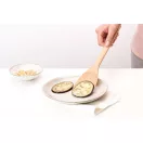 Ez a sokoldalú spatula tökéletes sütéshez, forgatáshoz és tálaláshoz, különösen tapadásmentes edényekhez, hiszen karcmentes és kíméletes használatot biztosít.