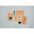 Kétfunkciós: a lapos oldal ideális tálaláshoz, míg az alsó rész vágásra lett tervezve.