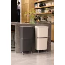 Új szintre emelt szelektálás: a Brabantia SortUp Recycle Bin Hi 10+10+25L stílusos, magasított kivitele szó szerint új magasságokba emeli az újrahasznosítást.