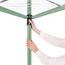 A ruhaszárító ernyő a tartórúd tetejétől számított 60 cm-es sávban szabadon mozgatható és rögzíthető.