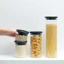 Az egymásra rakható és moduláris design segít optimalizálni a tárolóhelyet a konyhában.