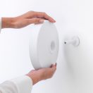 A tükör leemelhető a mágneses tartóról.