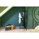 A matt fekete toronykialakítás modern, ipari hangulatot kölcsönöz a helyiségnek, miközben minimális, mindössze 1 m²-es alapterületet foglal.