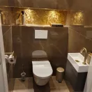 Dobja fel vizesblokkjait aranyszínű pedálos szemetessel.