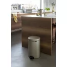 Az időtálló design és a strapabíró anyagok a hosszú élettartamot és a megbízhatóságot garantálják.