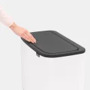 Lágy érintésre nyíló fedél
