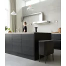Matt fekete Brabantia szemetes egy modern konyhában