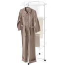 A keretbe integrált akasztó lyukak és klipszek dedikált helyet biztosítanak a vállfáknak, megkímélve az ingeket a gyűrődéstől.