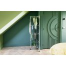 Kisebb mosásnál a keret félig is kihajtható, így az állvány helytakarékosan, közvetlenül a falhoz tolva is használható.