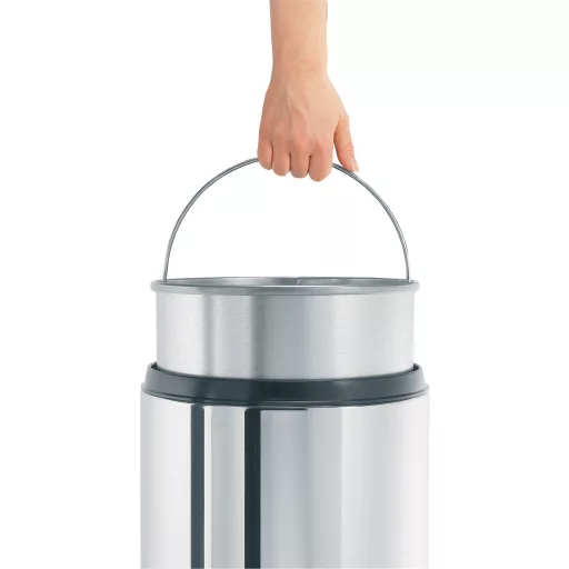 Fém fogantyúval ellátott fém belső tartály.