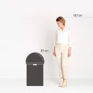 Optimális magasságban elhelyezett hulladékbedobó a kényelmes használat érdekében.