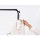 A felnyitható vállfa tartó több mindenre is használható.