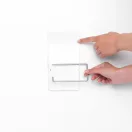 Helyezze be a rozsdamentes acél szögvasból hajlított WC-papírtartó rudat a helyére.