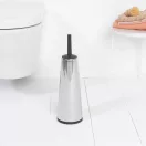 A ház elölről eltakarja a WC-kefét.