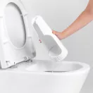 Egyszerűen borítsa ki az összegyűlt vizet a WC-kefe tartóból.