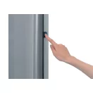 Védőburkolaton lévő gombot nyomja meg a kabinet kinyitása érdekében.