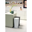 Brabantia STEPUP hulladékgyűjtők pedálja besüllyed a szemetes testébe, így nincsenek a testből kiálló részek, ami igazán helytakarékos kialakítást nyújt