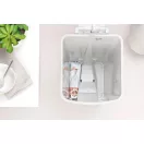 A hulladékgyűjtő belsejében a test alján külön kialakított tároló rész a 10db-os PerfectFit szemeteszsák tekercs részére helytakarékos