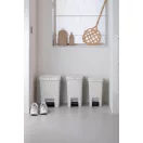 Brabantia StepUp pedálos szemetes lecsapódásgátló fedővel, 10L, 91% újrahasznosított műanyag, világosszürke