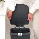 Brabantia STEPUP hulladékgyűjtők pedálja besüllyed a szemetes testébe, így nincsenek a testből kiálló részek, ami igazán helytakarékos kialakítást nyújt