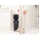 Csak lépjen a lábpedálra a nyitáshoz