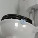 Közösségi WC-k ideális illatosítási megoldása a WC-kabinon belül.