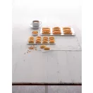 A tálcaszerkezet precízen kialakított belső geometriája egyenletes méretű, szabályos téglalap profilú és tökéletesen sima felületű miniatűr desszertek strukturált megformázását teszi lehetővé.