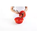 A 220mm átmérőjű, széles és mélyített felső rész akadálymentes, tiszta betöltést tesz lehetővé a nagyobb mennyiségű, folyékony állagú nyers tésztamassza számára.
