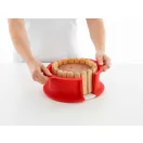 Ez a kapcsos tortaforma megkönnyíti a sütemény elkészítését és a formából való kibontását.