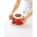 Ez a szilikon és kerámia kapcsos tortaforma tökéletes megoldás a sütéshez és az azonnali tálaláshoz is.