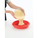 Ez a 100% szilikon kerek forma masszívan tartja a tésztát, a sütés végén pedig egyetlen laza mozdulattal, tapadásmentesen kifordítható.