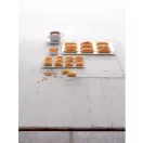 A kilencrekeszes tálcaszerkezet precízen kialakított belső geometriája azonos térfogatú, szabályos téglalap profilú és tökéletesen sima felületű desszertek strukturált megformázását teszi lehetővé.