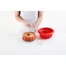 Praktikus és mély kialakítás: 22 cm átmérőjű, 2400 ml űrtartalmú szilikon forma.